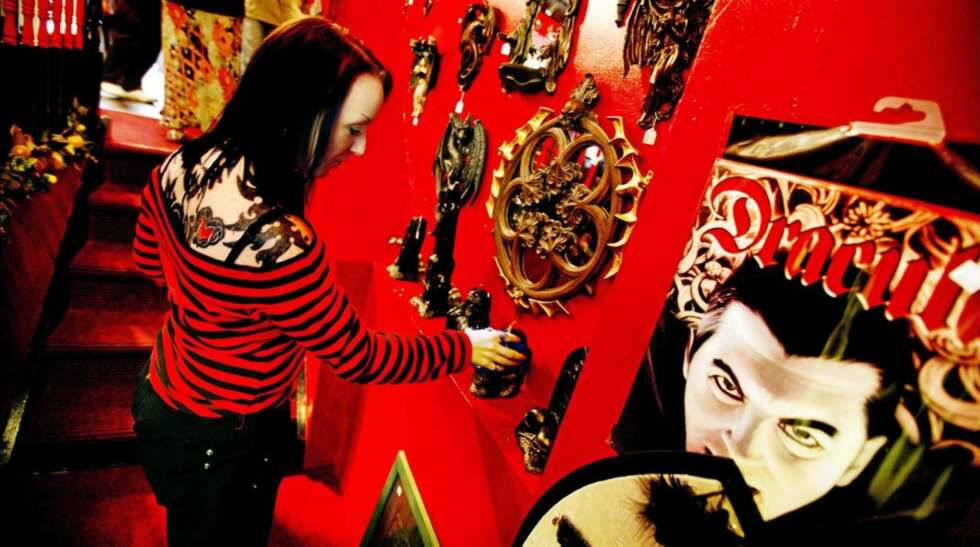 GOTH: Claire Melbourne på Gothic Crafts i Haggersgate selger fotsid fløyel, lakkorsetter, Ace Frehley-støvler, nattverdsglass, hodeskalleringer, kandelabere og ornamenterte speil - i pittoreske lille Whitby. GOTH: Claire Melbourne på Gothic Crafts i Haggersgate selger fotsid fløyel, lakkorsetter, Ace Frehley-støvler, nattverdsglass, hodeskalleringer, kandelabere og ornamenterte speil - i pittoreske lille Whitby.