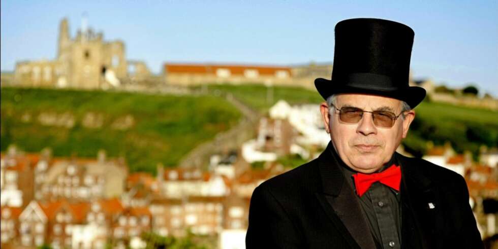 BISARR: Dracula-guide Harry Collet følger turister i grev Draculas fotspor i Whitby. De 199 trappetrinnene opp til klosterruinene i bakgrunnen, må du i imidlertid gå alene. BISARR: Dracula-guide Harry Collet følger turister i grev Draculas fotspor i Whitby. De 199 trappetrinnene opp til klosterruinene i bakgrunnen, må du i imidlertid gå alene.