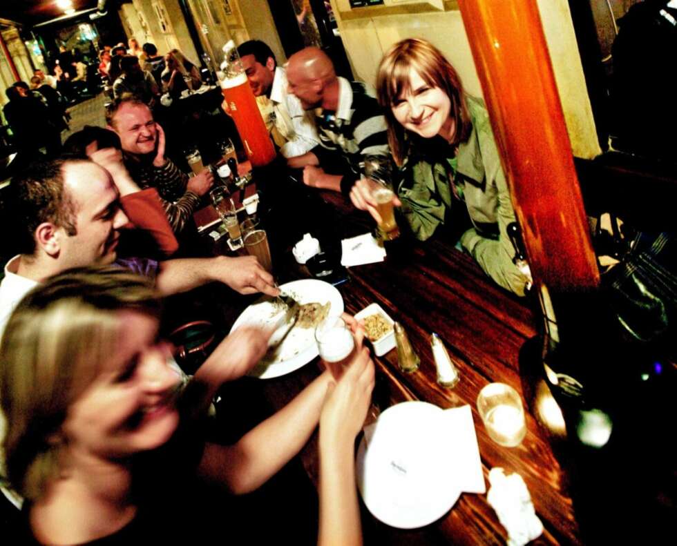 : BrowArmia Krolewska midt i Warszawas utelivssentrum, er bryggeri, pub og restaurant i én. Ølet serveres om ønskelig i lange rør med tappekran så du kan forsyne deg selv. : BrowArmia Krolewska midt i Warszawas utelivssentrum, er bryggeri, pub og restaurant i én. Ølet serveres om ønskelig i lange rør med tappekran så du kan forsyne deg selv.