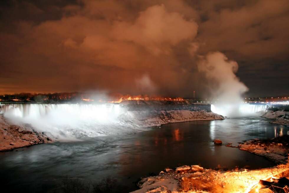 POPULÆRT: Kanskje ikke så rart at turistene står i kø for å se Niagara Falls. POPULÆRT: Kanskje ikke så rart at turistene står i kø for å se Niagara Falls.