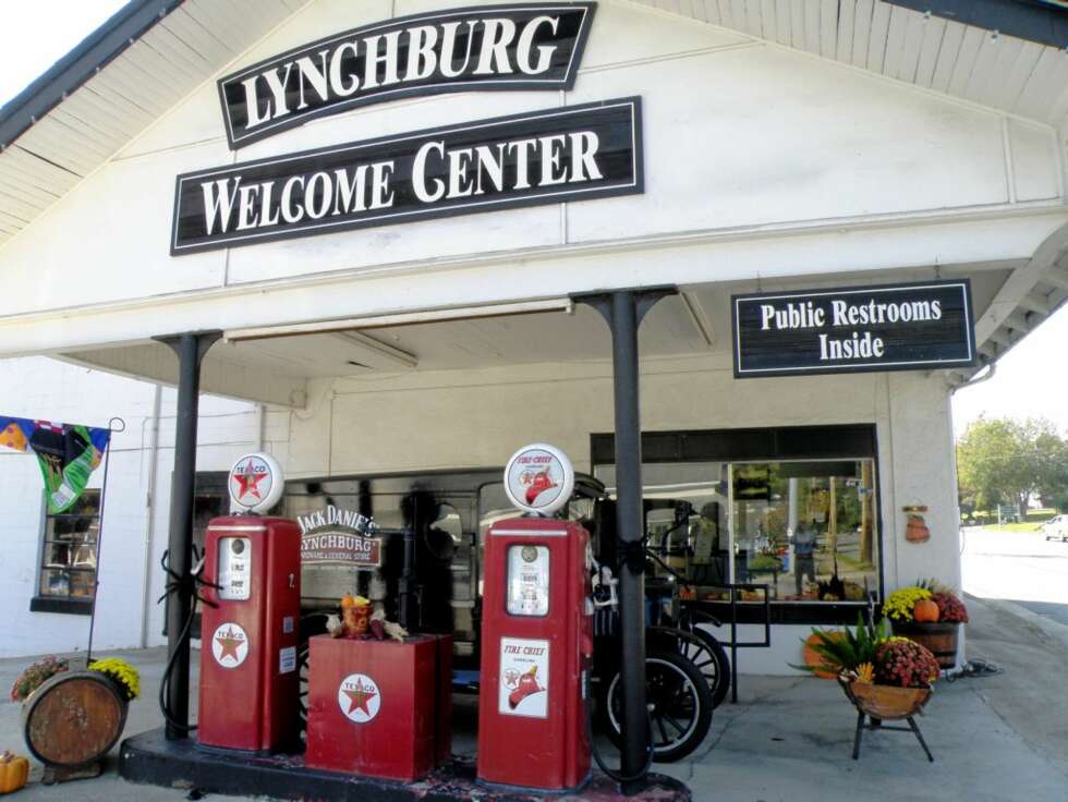 FORUNDERLIGE LYNCHBURG: I lille Lynchburg lever folk enten av å jobbe i hjørnesteinsbedriften Jack Daniel Distillery eller av å selge turistartikler basert på Jack Daniel's. FORUNDERLIGE LYNCHBURG: I lille Lynchburg lever folk enten av å jobbe i hjørnesteinsbedriften Jack Daniel Distillery eller av å selge turistartikler basert på Jack Daniel's.
