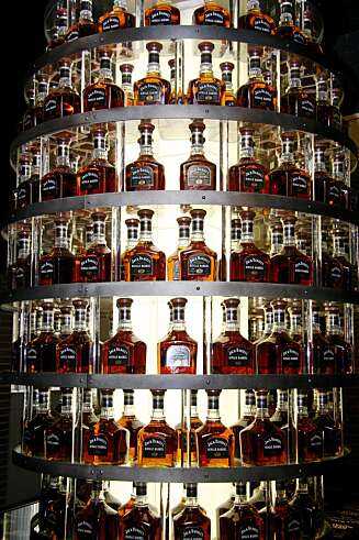 ASSORTIMENTET: Jack Daniel's destilleriet produserer også de mer eksklusive merkene Gentleman Jack og Single Barrel, som begge selges til rundt 30 land i tillegg til USA. ASSORTIMENTET: Jack Daniel's destilleriet produserer også de mer eksklusive merkene Gentleman Jack og Single Barrel, som begge selges til rundt 30 land i tillegg til USA.