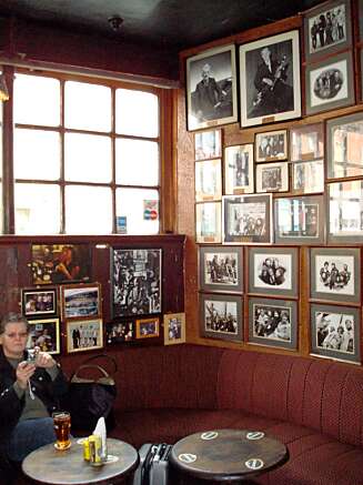 SKÅL: En pint Guiness inntas med tallrike bilder av The Dubliners som bakvegg. SKÅL: En pint Guiness inntas med tallrike bilder av The Dubliners som bakvegg.