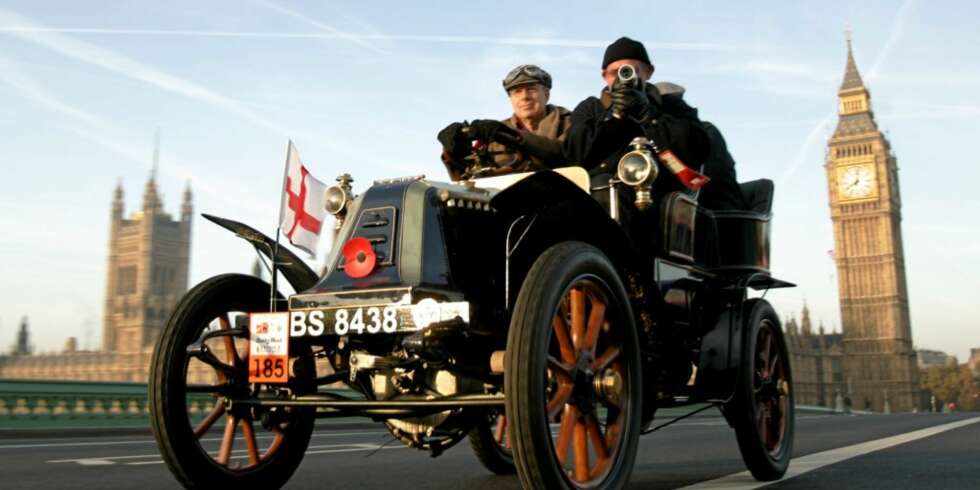 GUTTA PÅ TUR: London to Brighton Veteran Car Run er en årlig happening i England. Her er to karer på vei over Westminster Bridge. I fjor deltok 531 kjøretøyer i det nær 100 kilometer lange løpet. GUTTA PÅ TUR: London to Brighton Veteran Car Run er en årlig happening i England. Her er to karer på vei over Westminster Bridge. I fjor deltok 531 kjøretøyer i det nær 100 kilometer lange løpet.