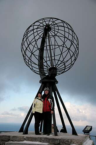 TURISTER I NORGE: Det tyske ekteparet Peter og Ilina foran globusen, Nordkapps kjente symbol. TURISTER I NORGE: Det tyske ekteparet Peter og Ilina foran globusen, Nordkapps kjente symbol.