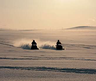 STEMNINGSFULLT: Nydelig sol og hvite vidder, en perfekt dag for snøscooterkjøring. STEMNINGSFULLT: Nydelig sol og hvite vidder, en perfekt dag for snøscooterkjøring.