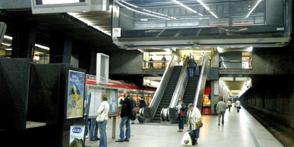 STASJONEN: Jeg har hørt mye negativt om sentralbanestasjonen i Warszawa. Men noe må ha skjedd, for den går langt utenpå det jeg er vant til fra Norge. Her er til og med TV og kafeteria på hver perrong. STASJONEN: Jeg har hørt mye negativt om sentralbanestasjonen i Warszawa. Men noe må ha skjedd, for den går langt utenpå det jeg er vant til fra Norge. Her er til og med TV og kafeteria på hver perrong.