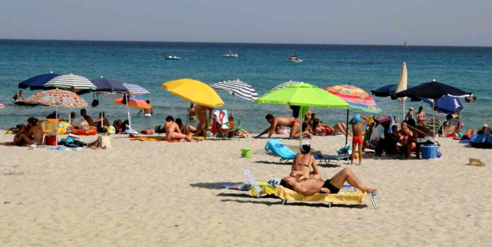 SMART PÅ STRANDEN: Har du parasoll, kan du slå deg ned overalt. SMART PÅ STRANDEN: Har du parasoll, kan du slå deg ned overalt.