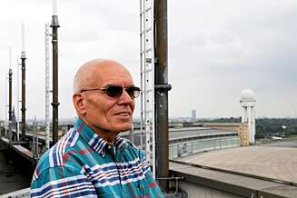 KRIMINELT: Klaus Eisermann mener det er kriminelt å legge ned flyplassen. Han vinket til transportflyene fra ruinhaugene i Berlin som barn. KRIMINELT: Klaus Eisermann mener det er kriminelt å legge ned flyplassen. Han vinket til transportflyene fra ruinhaugene i Berlin som barn.
