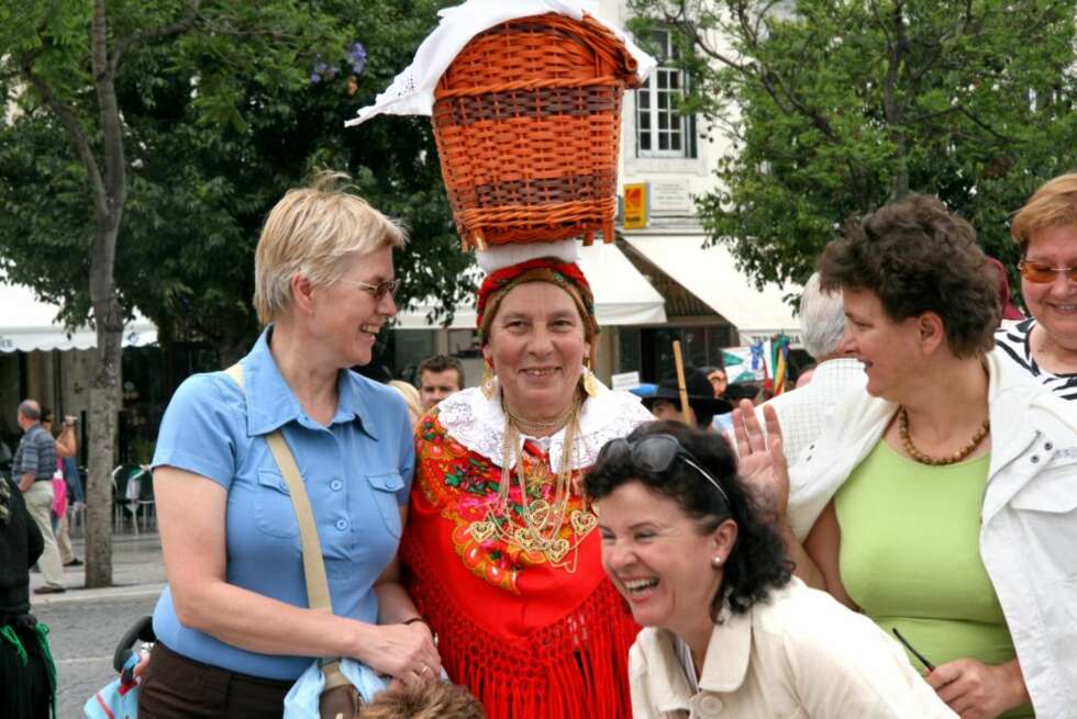 FESTIVAL: Folkedansere i tradisjonelle drakter underholder i Lisboa til turistenes store glede. FESTIVAL: Folkedansere i tradisjonelle drakter underholder i Lisboa til turistenes store glede.