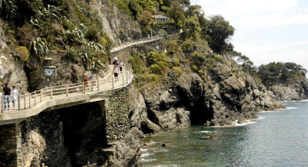 POPULÆRT: Cinque Terre var lenge en av Italias best bevarte feriehemmeligheter, men de siste årene har stadig flere oppdaget de fem små byene på Liguria-kysten. POPULÆRT: Cinque Terre var lenge en av Italias best bevarte feriehemmeligheter, men de siste årene har stadig flere oppdaget de fem små byene på Liguria-kysten.