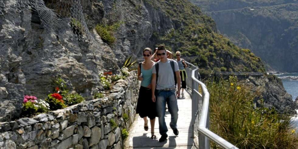 KJÆRLIGHETSSTIEN: Via Dell'Amore (Kjærlighetsstien) som går mellom Riomaggiore og Manarola ble til takket være lokalbefolkningen som tok hakker og spader i egne hender rundt 1920. KJÆRLIGHETSSTIEN: Via Dell'Amore (Kjærlighetsstien) som går mellom Riomaggiore og Manarola ble til takket være lokalbefolkningen som tok hakker og spader i egne hender rundt 1920.