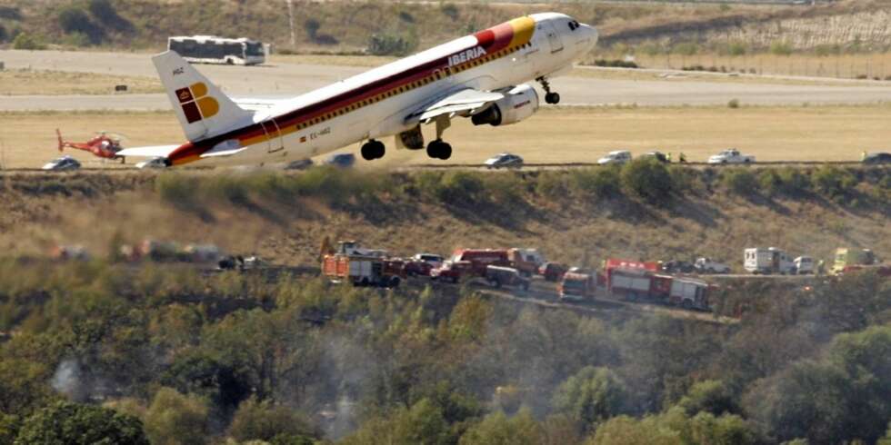 153 DØDE: Et passasjerfly tar av fra flyplassen i Madrid. I bakgrunnen ser man ulykkesstedet der 153 døde i en flyulykke onsdag ettermiddag. 153 DØDE: Et passasjerfly tar av fra flyplassen i Madrid. I bakgrunnen ser man ulykkesstedet der 153 døde i en flyulykke onsdag ettermiddag.