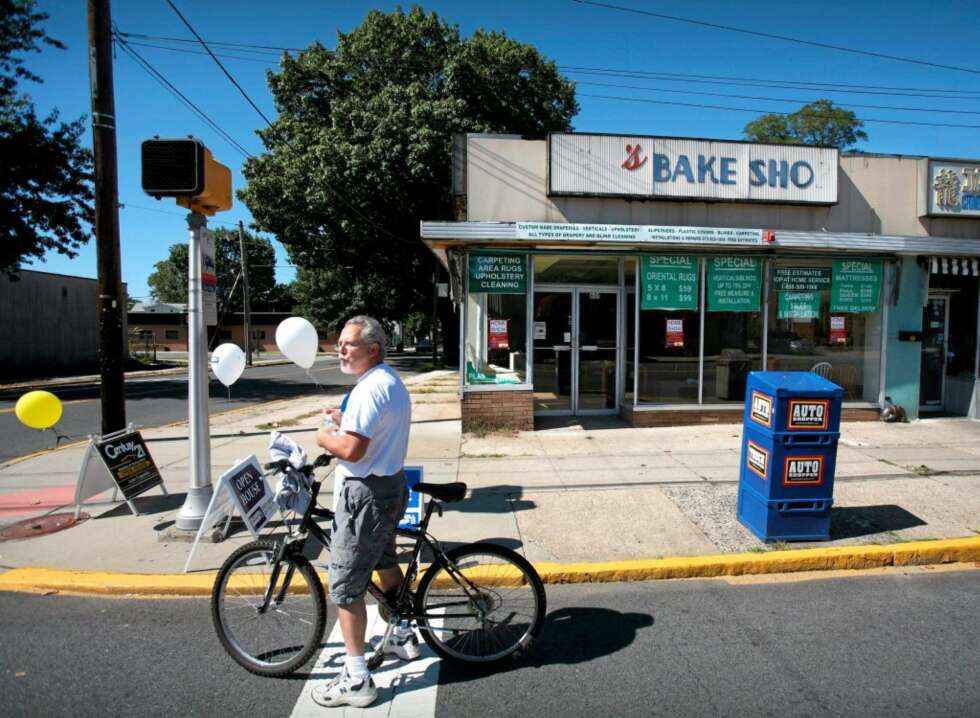 SOPRANOLAND: Joe's Bake Shop i North Arlington, New Jersey, har beholdt skiltet - selv om den huser møbler i dag. Både den og andre Sopranos-godbiter er innen rekkevidde fra Manhattan. SOPRANOLAND: Joe's Bake Shop i North Arlington, New Jersey, har beholdt skiltet - selv om den huser møbler i dag. Både den og andre Sopranos-godbiter er innen rekkevidde fra Manhattan.
