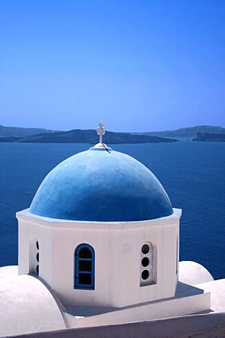 SANTORINI: Hos Apollo ligger den greske øya Santorini på plass nummer 2 i sommer. Her er en tradisjonell gresk-ortodoks kirke på øya. SANTORINI: Hos Apollo ligger den greske øya Santorini på plass nummer 2 i sommer. Her er en tradisjonell gresk-ortodoks kirke på øya.