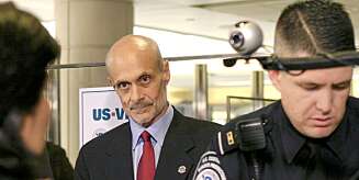 STRENGERE: Sikkerhetsminister Michael Chertoff (midten) observerer en grensekontroll ved innreise til Sterling i Virginia i 2005. De nye reglene er helt nødvendige for å bekjempe internasjonal kriminalitet og terrorisme, mener Chertoff, som imidlertid møter massiv kritikk. STRENGERE: Sikkerhetsminister Michael Chertoff (midten) observerer en grensekontroll ved innreise til Sterling i Virginia i 2005. De nye reglene er helt nødvendige for å bekjempe internasjonal kriminalitet og terrorisme, mener Chertoff, som imidlertid møter massiv kritikk.