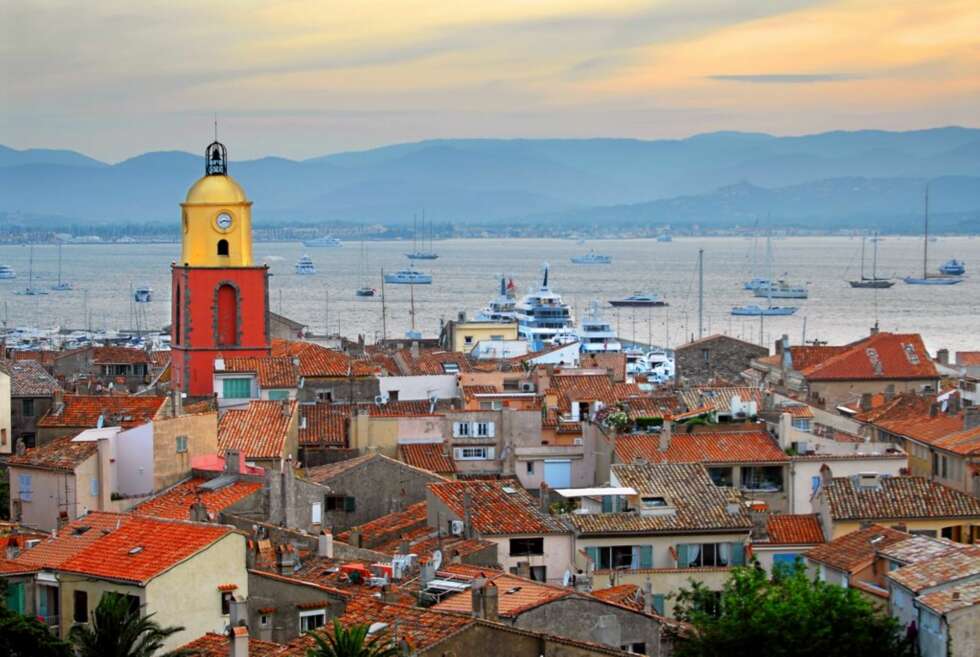 ST. TROPEZ: Den lille fiskelandsbyen ligger langs den franske riviera og er et populært feriested både for kjendiser og vanlige turister. ST. TROPEZ: Den lille fiskelandsbyen ligger langs den franske riviera og er et populært feriested både for kjendiser og vanlige turister.