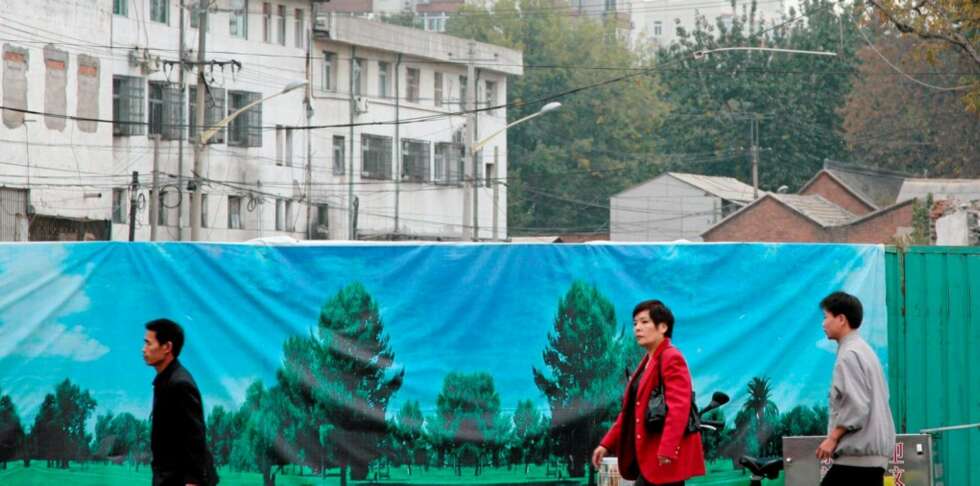 BYGGEPLASS: Store deler av Beijing er under oppussing før OL. Her forsøker utviklerne å gjøre byggeplassen litt penere å se på. BYGGEPLASS: Store deler av Beijing er under oppussing før OL. Her forsøker utviklerne å gjøre byggeplassen litt penere å se på.