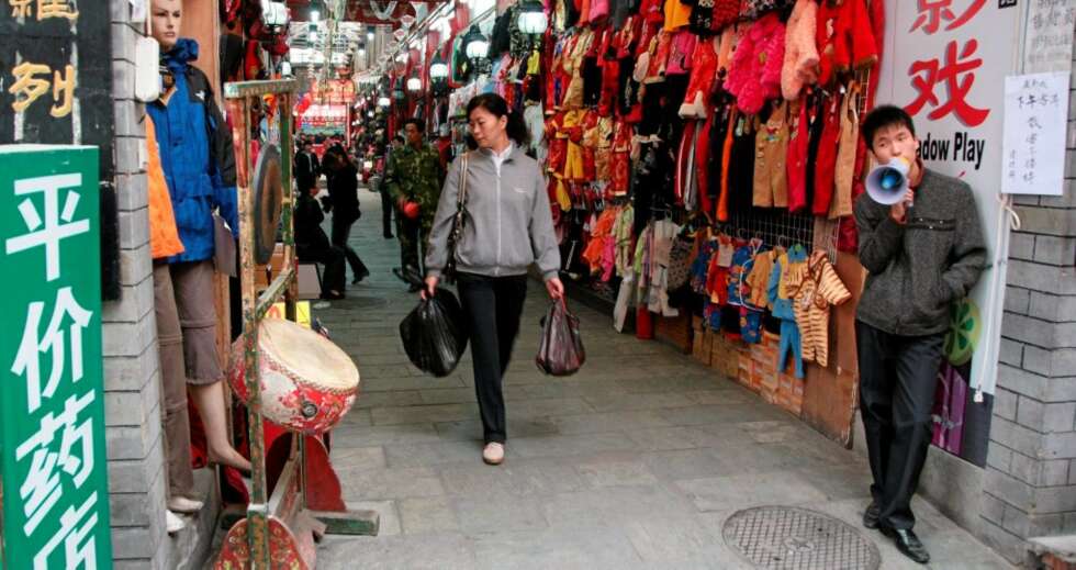 SHOPPING: Ved Dashilan-gaten like sør for Den himmelske freds plass pågår handelen som den har gjort i lang tid. Beijing er full av kjøpesentere, men her selges varene fortsatt fra gaten. SHOPPING: Ved Dashilan-gaten like sør for Den himmelske freds plass pågår handelen som den har gjort i lang tid. Beijing er full av kjøpesentere, men her selges varene fortsatt fra gaten.