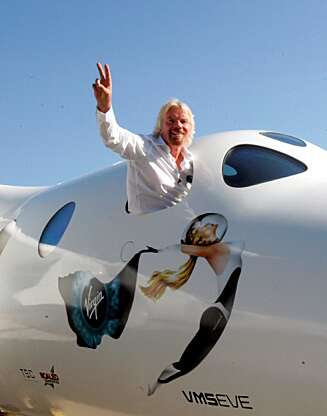 FORNØYD: Den britiske billionæren og grunnleggeren av Virgin Galactic, sir Richard Branson, vinker til publikum fra moderskipet som har fått navnet White Knight Two Eve. FORNØYD: Den britiske billionæren og grunnleggeren av Virgin Galactic, sir Richard Branson, vinker til publikum fra moderskipet som har fått navnet White Knight Two Eve.