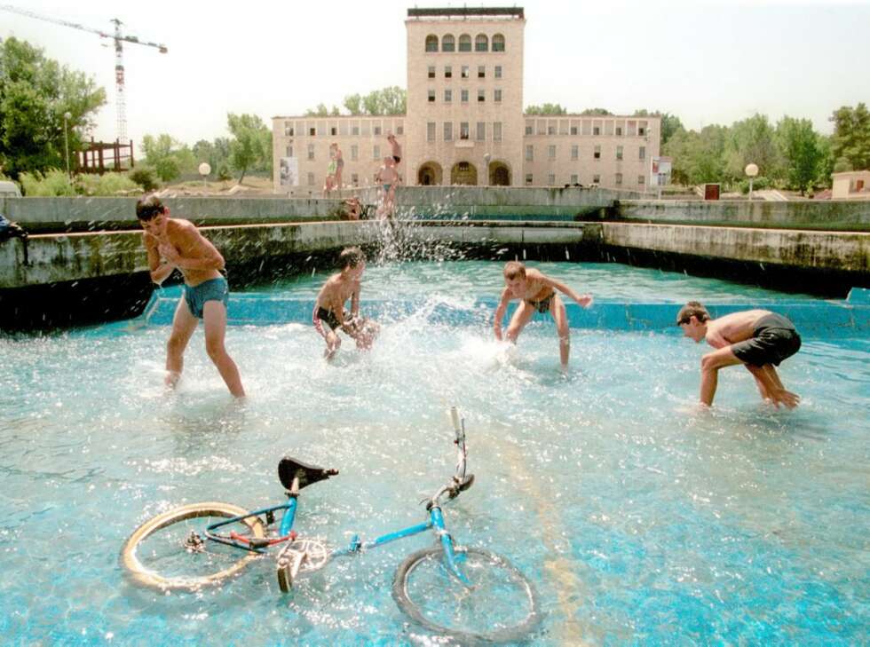FULL SPRUT: Kombinert fontene og badebasseng i Triana. FULL SPRUT: Kombinert fontene og badebasseng i Triana.