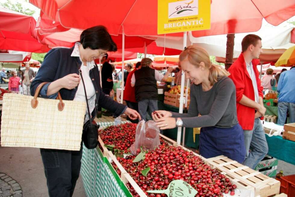 MATMARKED: Ljubljanas Central Market er en festforestilling i folkeliv og farger, frukt, blomster og lokale spesialiteter. I samme område finner du bakerne og fiskemarkedet. MATMARKED: Ljubljanas Central Market er en festforestilling i folkeliv og farger, frukt, blomster og lokale spesialiteter. I samme område finner du bakerne og fiskemarkedet.