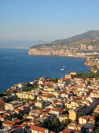 PANORAMA: Utsikt over Sorrento. Til venstre i bakgrunnen ser man Napoli. PANORAMA: Utsikt over Sorrento. Til venstre i bakgrunnen ser man Napoli.