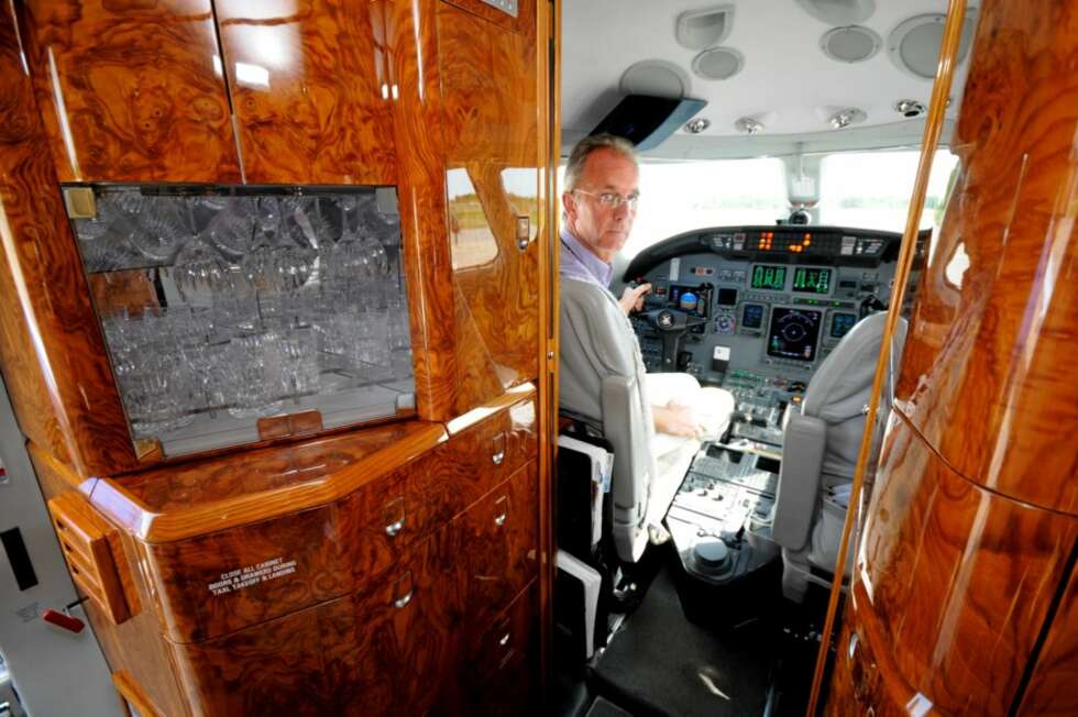 ALDRI FORSINKET: Pentry i høyglanspolert nøttetre. Og forrest sørger
pilot Lars Ole Högberg for at kundene aldri kommer for sent til møtene. ALDRI FORSINKET: Pentry i høyglanspolert nøttetre. Og forrest sørger
pilot Lars Ole Högberg for at kundene aldri kommer for sent til møtene.