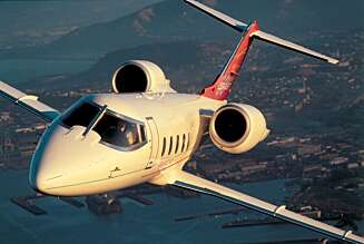 DYRT: Prisen er tydeligvis ingen hindring. Selv om det koster drøyt
400 000 kroner å leie Rimi-Hagens Falcon 900 for turen Oslo¿Lisboa. DYRT: Prisen er tydeligvis ingen hindring. Selv om det koster drøyt
400 000 kroner å leie Rimi-Hagens Falcon 900 for turen Oslo¿Lisboa.