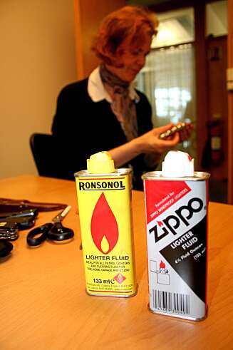ULOVLIG: Lighter fluid får man ikke ta med seg ombord på flyet. I bakgrunnen pressetalskvinne Sofie Bruun. ULOVLIG: Lighter fluid får man ikke ta med seg ombord på flyet. I bakgrunnen pressetalskvinne Sofie Bruun.