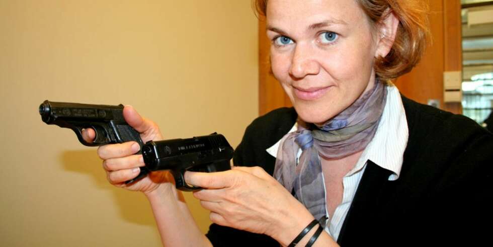 EKTE OG UEKTE: Assisterende pressetalskvinne Sofie Bruun ved Oslo Lufthavn Gardermoen viser frem en ekte og en uekte pistol. Ser du forskjellen? EKTE OG UEKTE: Assisterende pressetalskvinne Sofie Bruun ved Oslo Lufthavn Gardermoen viser frem en ekte og en uekte pistol. Ser du forskjellen?