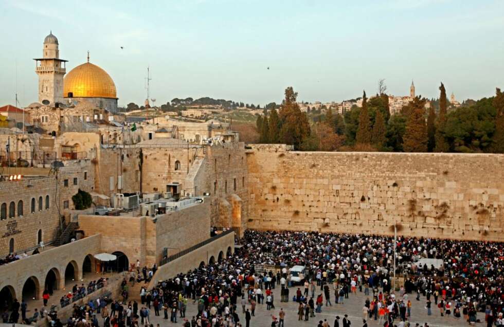GYLDEN: Klippemoskeens gylne kuppel er et landemerke i Jerusalem. Jødenes to første templer sto her, og profeten Muhammed skal ha startet sin viktige himmelferd fra klippen som moskeen hviler på. Flere av kristendommens viktigste hendelser skal også ha skjedd
på stedet. GYLDEN: Klippemoskeens gylne kuppel er et landemerke i Jerusalem. Jødenes to første templer sto her, og profeten Muhammed skal ha startet sin viktige himmelferd fra klippen som moskeen hviler på. Flere av kristendommens viktigste hendelser skal også ha skjedd
på stedet.