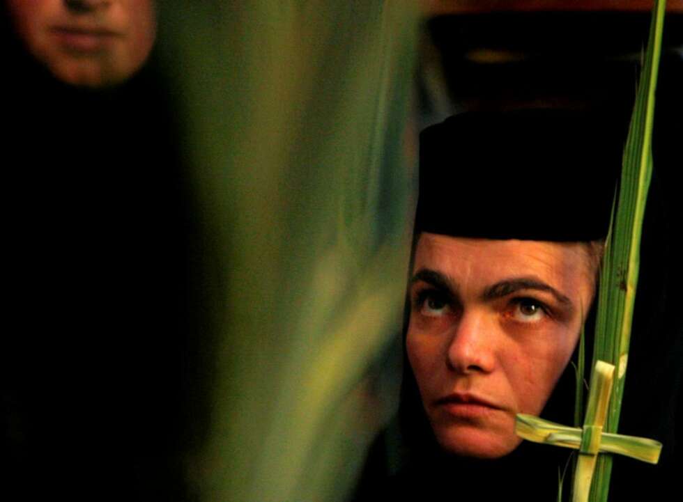 BØNN: Ortodoks nonne folder hendene i bønn i Den hellige gravs kirke. BØNN: Ortodoks nonne folder hendene i bønn i Den hellige gravs kirke.