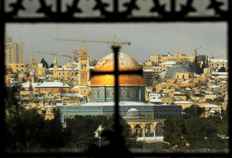 KORS: Klippemoskeen sett fra en av Jerusalems mange kirker. KORS: Klippemoskeen sett fra en av Jerusalems mange kirker.