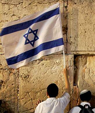 FLAGG: Nasjonalistiske israelere ved Vestveggen. FLAGG: Nasjonalistiske israelere ved Vestveggen.