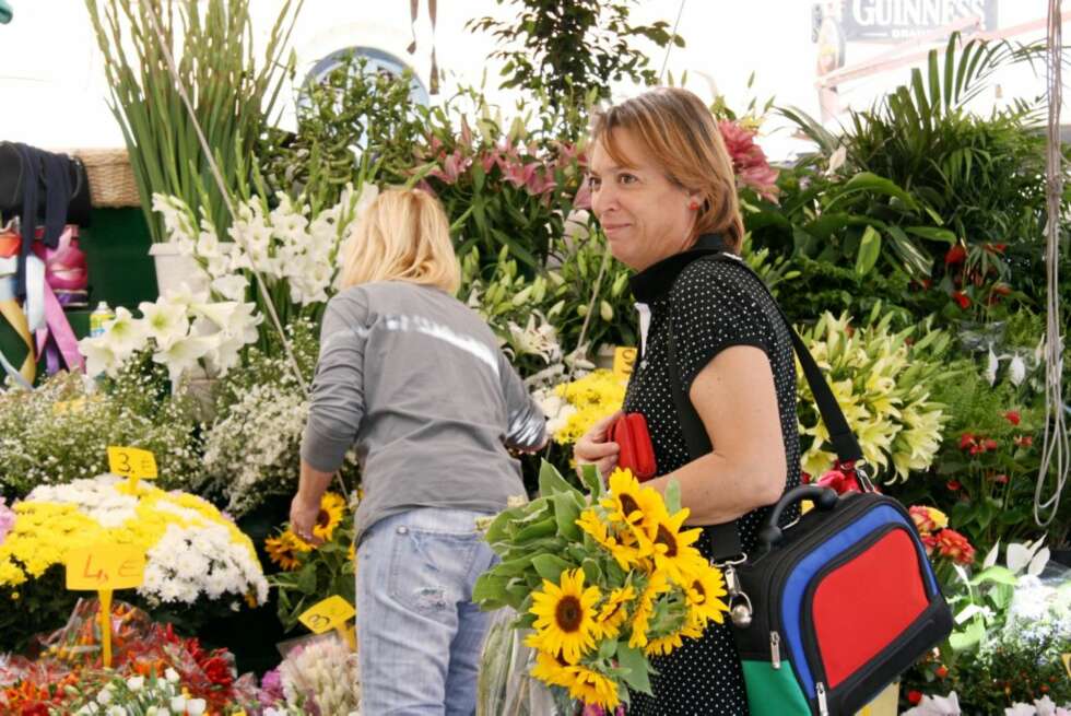 FARGERIKT: På Campo dei Fiori kryr det av blomster, krydder og mennesker. FARGERIKT: På Campo dei Fiori kryr det av blomster, krydder og mennesker.