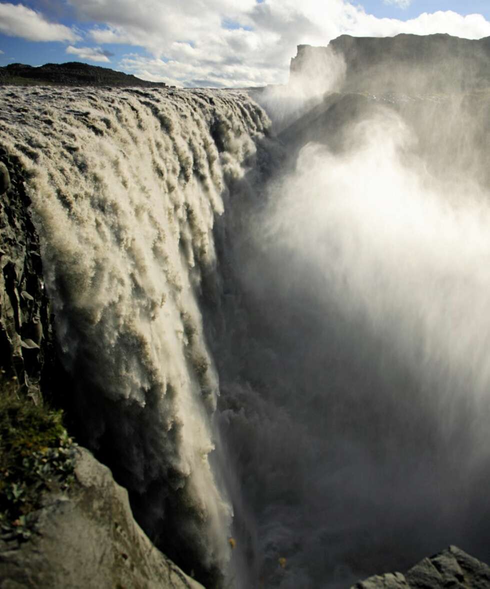 FUKTIG: En av mange majestetiske fossefall: Dettifoss. FUKTIG: En av mange majestetiske fossefall: Dettifoss.