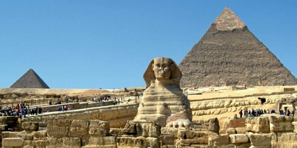 GAMMEL SFINX: Upåvirket av horder med turister stirret Sfinksen inn i uendeligheten, og er mer enn noe et symbol på "Det gamle Egypt". Den sterkt eroderte kroppen er hugd ut av en 50 millioner gammel kalksteinsklippe. GAMMEL SFINX: Upåvirket av horder med turister stirret Sfinksen inn i uendeligheten, og er mer enn noe et symbol på "Det gamle Egypt". Den sterkt eroderte kroppen er hugd ut av en 50 millioner gammel kalksteinsklippe.