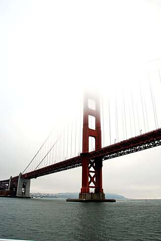 GOLDEN GATE-BRUA: Vi setter kursen mot sørvest og Highway One. Byen forsvinner bak oss mens værspådommene slår til: Temperaturen stiger etter hvert som tåkeflakene gir tapt for solen. GOLDEN GATE-BRUA: Vi setter kursen mot sørvest og Highway One. Byen forsvinner bak oss mens værspådommene slår til: Temperaturen stiger etter hvert som tåkeflakene gir tapt for solen.