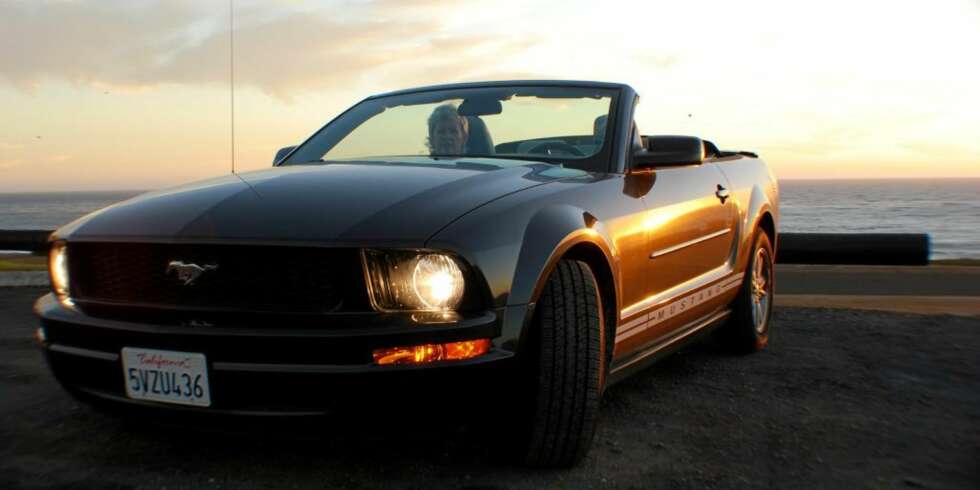 CALIFORNIA: Vi fikk 190 norske mil i en åpen Ford Mustang. Med fireliters V6, fønvind i håret og heftige solnedganger, led vi ingen nød. CALIFORNIA: Vi fikk 190 norske mil i en åpen Ford Mustang. Med fireliters V6, fønvind i håret og heftige solnedganger, led vi ingen nød.