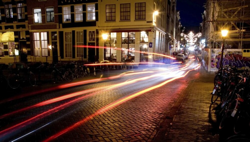 MØRKT: Natten har senket seg over Amsterdam, men dagen er på ingen måte over... MØRKT: Natten har senket seg over Amsterdam, men dagen er på ingen måte over...