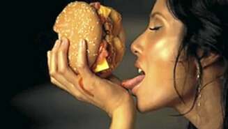 Padma Lakshmi spiser burger for Carl's Jr. Padma Lakshmi spiser burger for Carl's Jr.