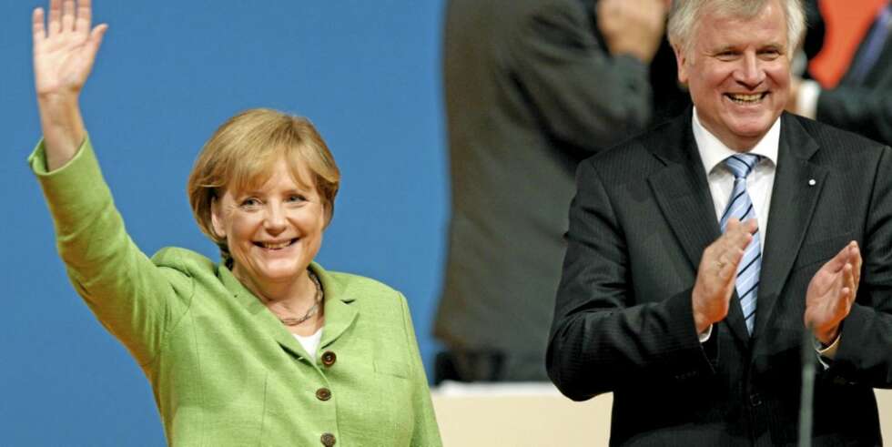 FRI FART: Forbundskansler Angela Merkel (CDU), her sammen med leder av det tyske, kristne sosialdemokratiske partiet (CSU) Horst Seehofer, i Berlin under presentasjonen av programmet de går på valg for i perioden 2009 til 2013. FRI FART: Forbundskansler Angela Merkel (CDU), her sammen med leder av det tyske, kristne sosialdemokratiske partiet (CSU) Horst Seehofer, i Berlin under presentasjonen av programmet de går på valg for i perioden 2009 til 2013.