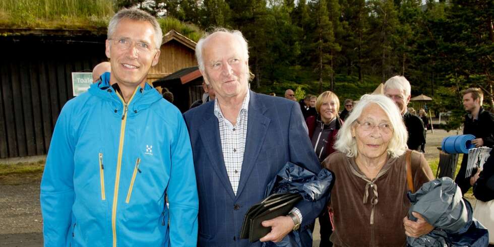 MED FORELDRENE: Jens Stoltenberg hadde med seg foreldrene Thorvald og Karin da han ble tildelt årets Peer Gynt-pris i Vågå i begynnelsen av august i år. MED FORELDRENE: Jens Stoltenberg hadde med seg foreldrene Thorvald og Karin da han ble tildelt årets Peer Gynt-pris i Vågå i begynnelsen av august i år.