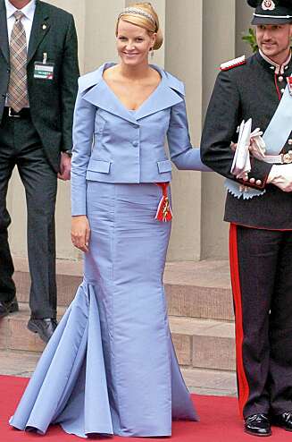 SPEAIALSYDD: Mette-Marit i spesialsydd haute couture kjole fra Valentino under det kongelige bryllupet i Danmark i 2004. Man må vanligvis ut med 250.000 kroner for en slik kjole. SPEAIALSYDD: Mette-Marit i spesialsydd haute couture kjole fra Valentino under det kongelige bryllupet i Danmark i 2004. Man må vanligvis ut med 250.000 kroner for en slik kjole.