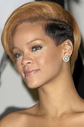 KOMBO: Rihanna kjører en rocka hårstil KOMBO: Rihanna kjører en rocka hårstil