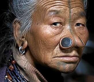 NESEPROPP-KVINNENE: Indias mangfold er enorm. I Arunachal Pradesh, noprdøst i India, bruker kvinene nesepropp. NESEPROPP-KVINNENE: Indias mangfold er enorm. I Arunachal Pradesh, noprdøst i India, bruker kvinene nesepropp.