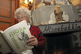 MIKKJEL FAR MIN: Gudbjørg Fønhus foran peisen på Nissebakkin. Hun blar i en biografi, og hun har slev skrevet om sin berømte far; ""Mikkjel far min"". MIKKJEL FAR MIN: Gudbjørg Fønhus foran peisen på Nissebakkin. Hun blar i en biografi, og hun har slev skrevet om sin berømte far; ""Mikkjel far min"".
