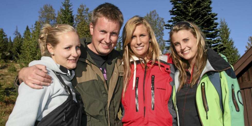 DAMENE DRAR: Kristian Akervold greier ikke å holde på frierne Jeanette H. Richardsen, Kristian Akervold, Heidi Berg og Anita Orvedal. DAMENE DRAR: Kristian Akervold greier ikke å holde på frierne Jeanette H. Richardsen, Kristian Akervold, Heidi Berg og Anita Orvedal.