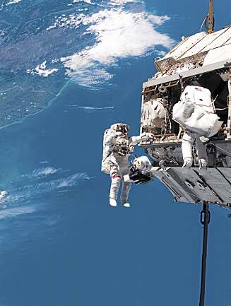 TEAMWORK: Fuglesang (til venstre) og Curbeam jobber med sammenfoldingen av en gjenstridig solving på STS-116 ferden. Bildet er tatt på Fuglesangs tredje arbeidsøkt utenfor. TEAMWORK: Fuglesang (til venstre) og Curbeam jobber med sammenfoldingen av en gjenstridig solving på STS-116 ferden. Bildet er tatt på Fuglesangs tredje arbeidsøkt utenfor.